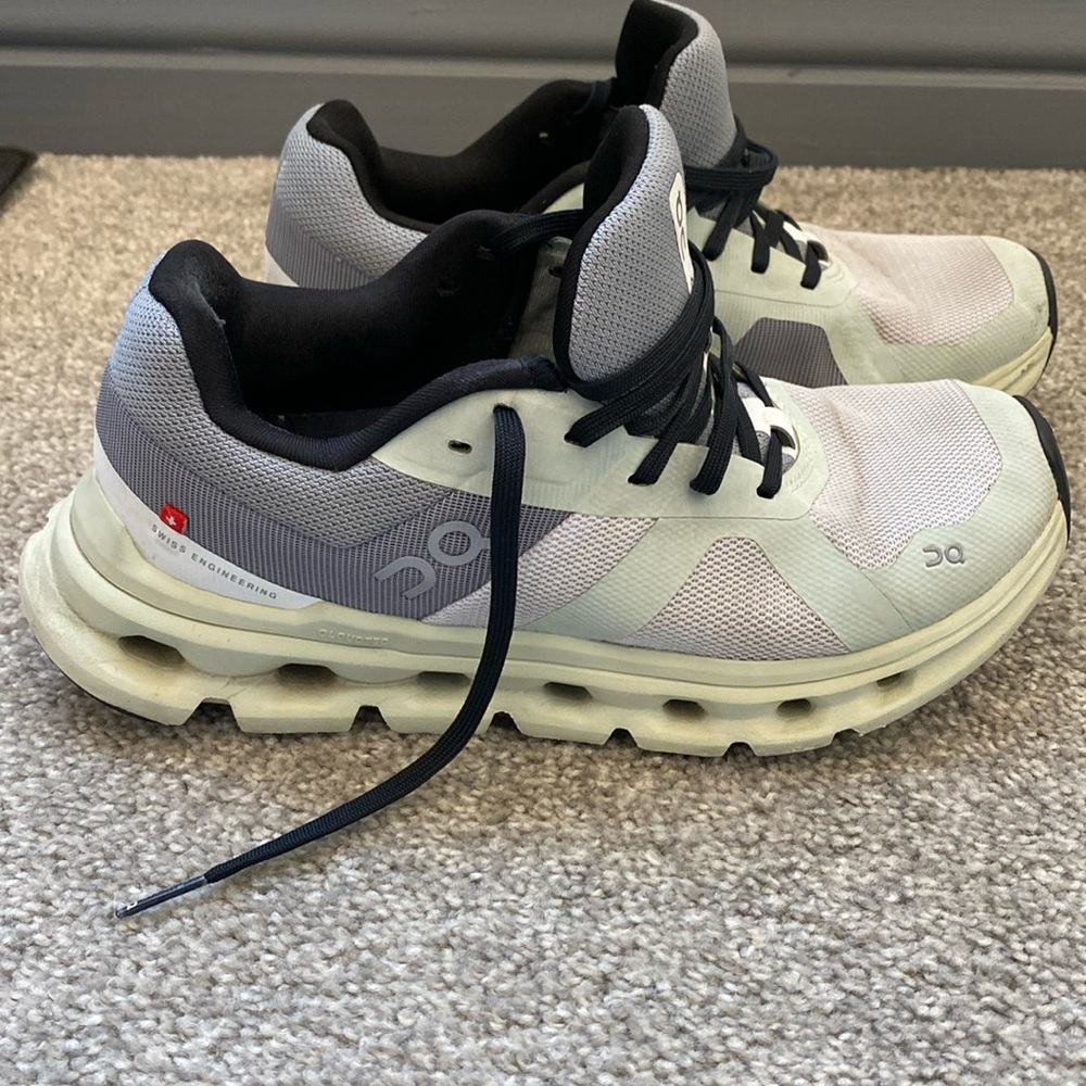 On womens cloud runner running shoes